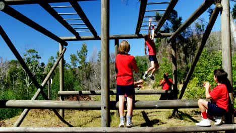 Entrenador-Entrenando-A-Niños-En-El-Campo-De-Entrenamiento.