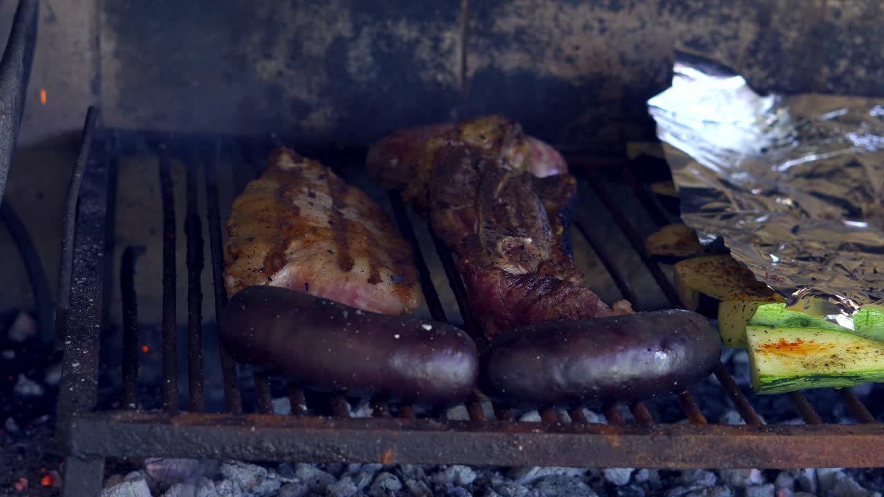 asar carne de res, salchichas y calabacines en una parrilla tradicional, de cerca