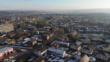 Die-Winteransicht-Aus-Der-Drohnenperspektive-Erfasst-Die-Typische-Britische-Städtische-Wohnsiedlung-Des-Dewsbury-Moore-Council-Estate-Mit-Reihenhäusern-Aus-Rotem-Backstein-Und-Dem-Industriellen-Yorkshire