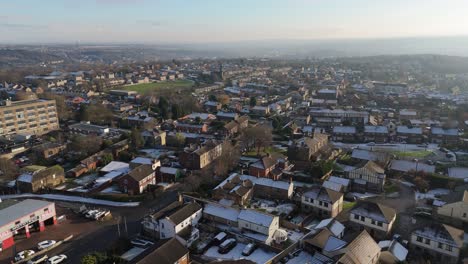 la vista de invierno del ojo de drone captura el típico desarrollo de viviendas de propiedad del consejo urbano del reino unido de dewsbury moor estate con casas adosadas de ladrillo rojo y el industrial yorkshire