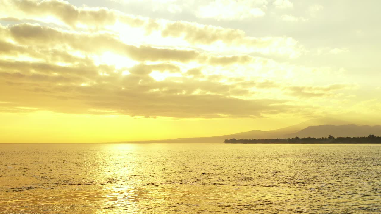 열대 섬, 말레이시아의 실루엣 주변 유리 바다 표면에 반영하는 빛나는 구름이 태양을 숨기고 황금 하늘