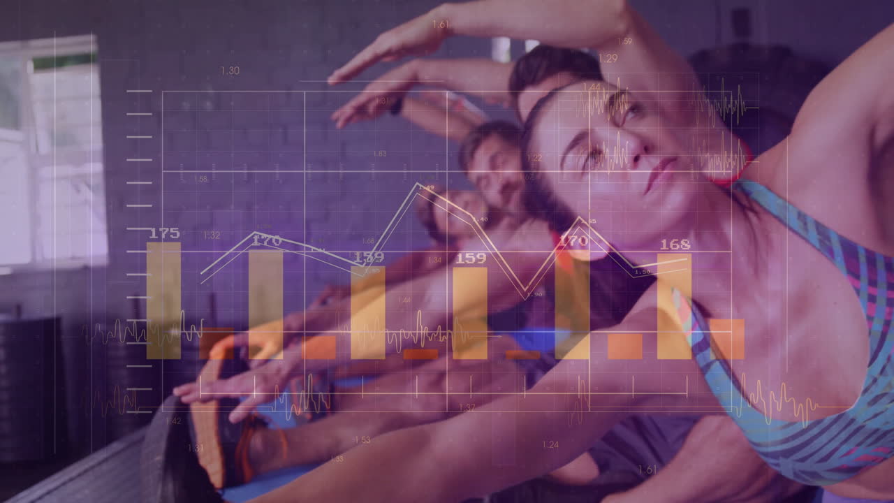 animación del procesamiento de datos financieros sobre personas caucásicas haciendo ejercicio en el gimnasio.