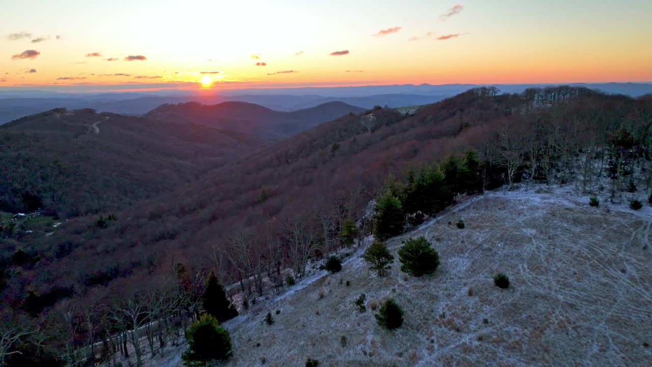 el amanecer de la montaña blue ridge en los apalaches cerca de boone nc