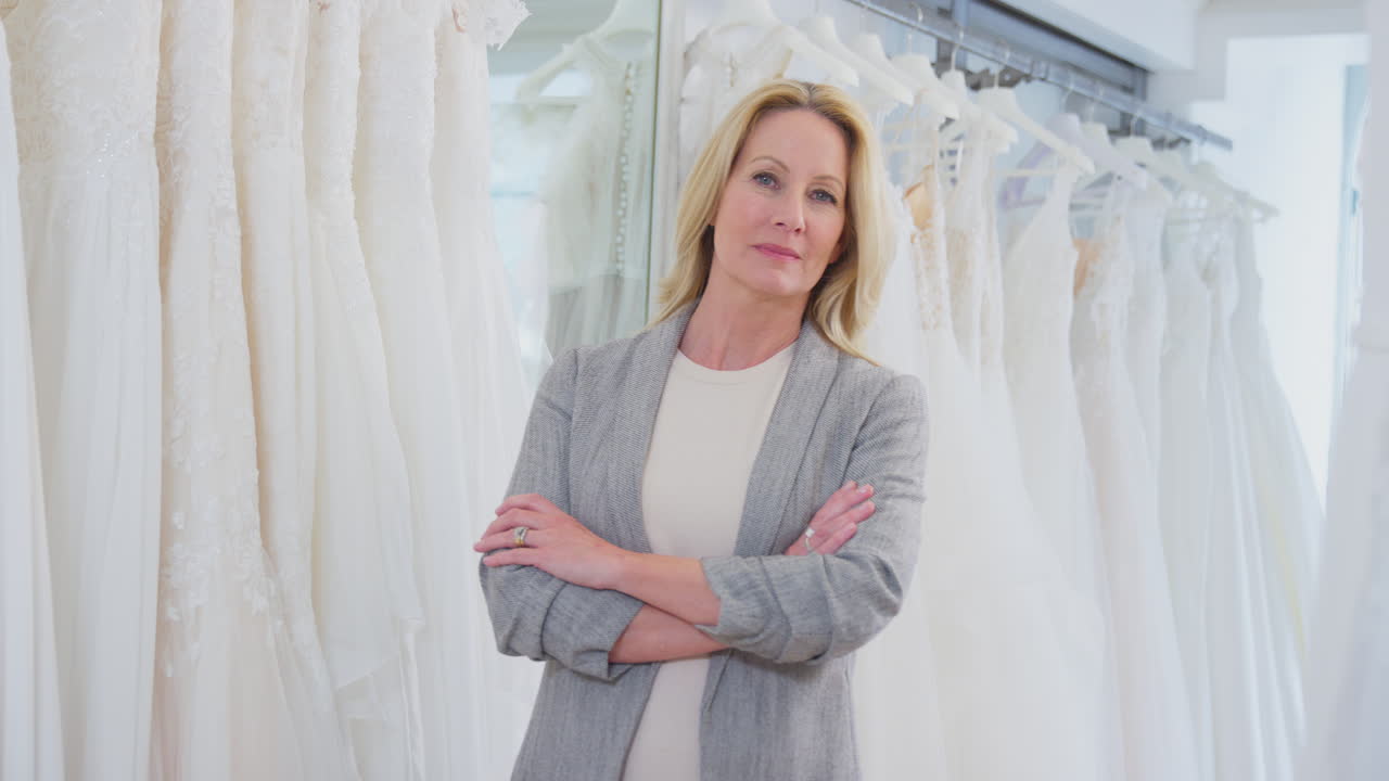 Ritratto di proprietaria matura sorridente di un negozio di abiti da sposa