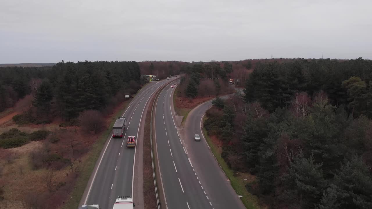영국, 테드포드의 시골에서 교통과 함께 고속도로의 천천히 앞으로 이동하는 항공 드론 클립