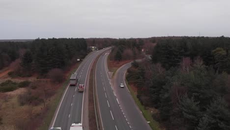 lento hacia adelante movimiento aéreo drone clip de una autopista con tráfico en el campo en inglaterra, thteford