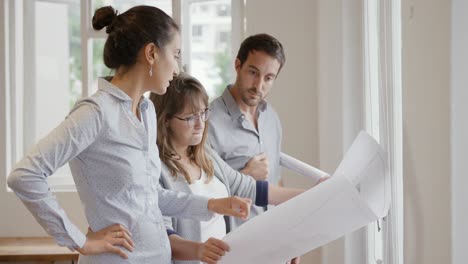 profesionales creativos de la generación del milenio trabajando en una oficina creativa