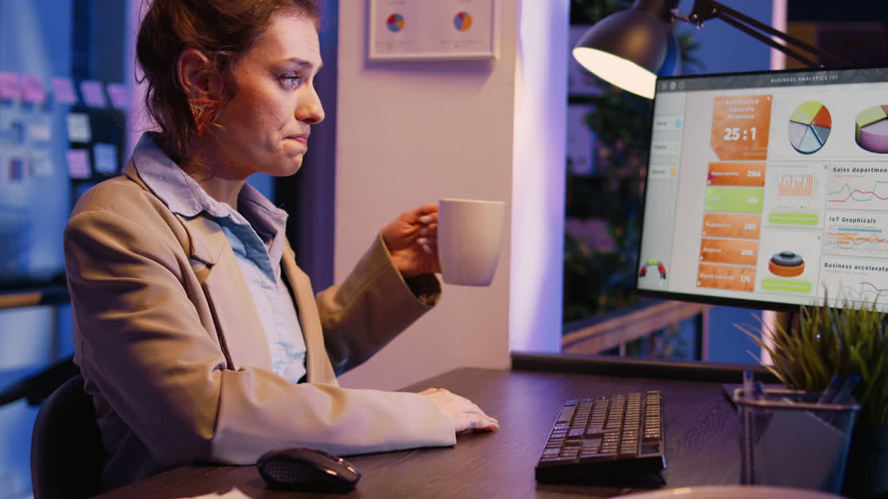 Donna che lavora al computer in ufficio