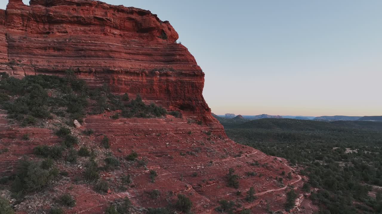 montañas escarpadas de roca roja en los parques naturales de sedona en arizona, estados unidos