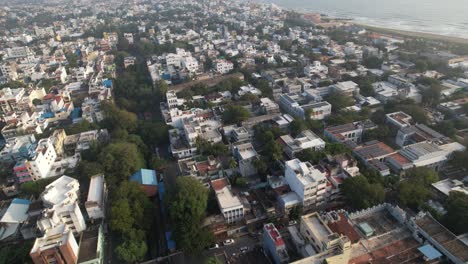 video aéreo de la playa de pondicherry, una histórica colonia francesa