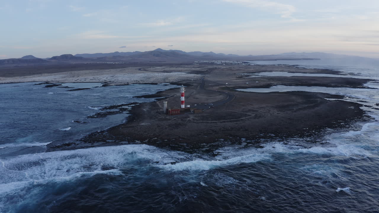 해안 섬 에 있는 등대 의 공중 사진