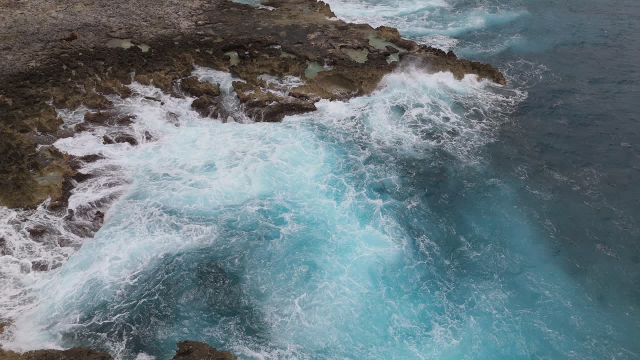 Onde che si infrangono sulle rocce della costa settentrionale della Giamaica