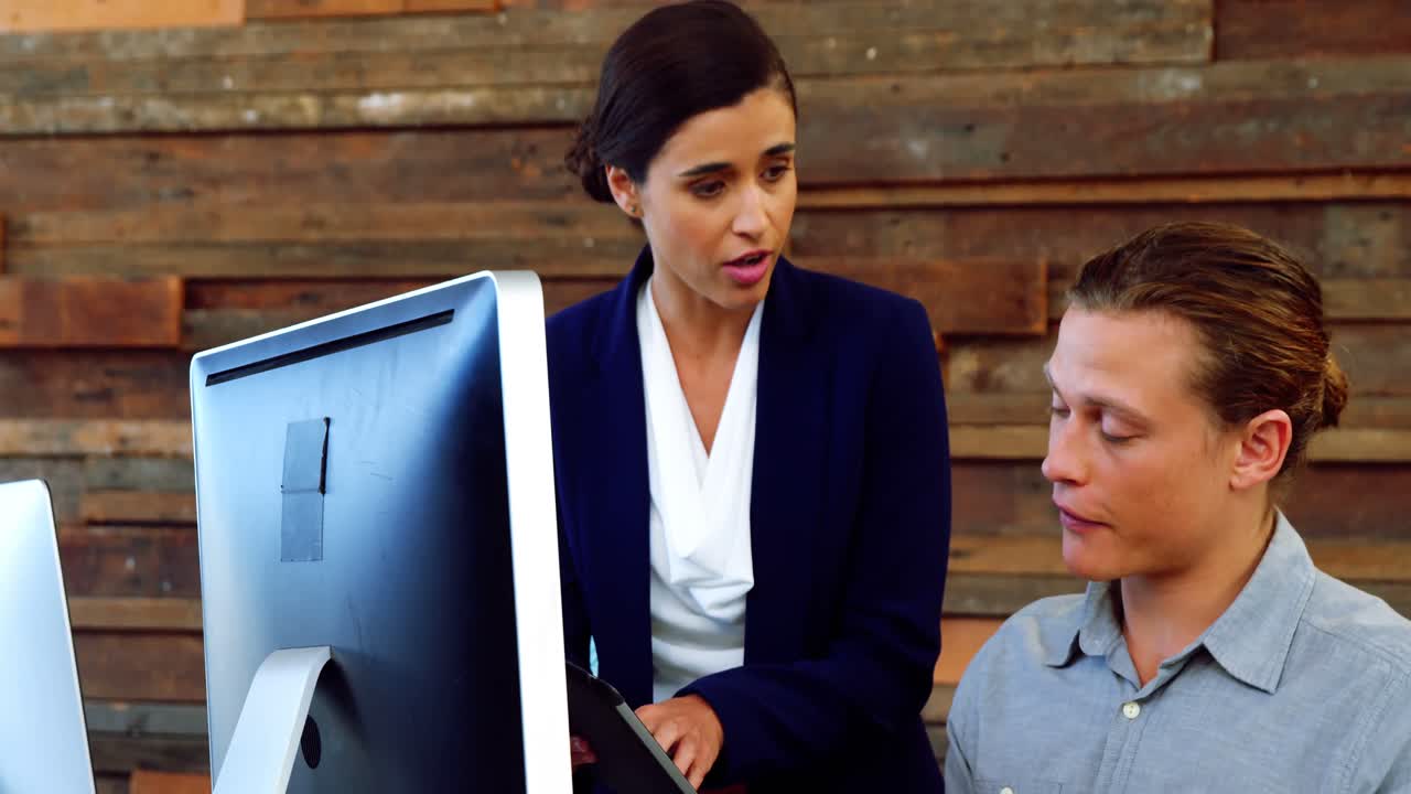 ejecutivos de negocios interactuando entre sí en el escritorio