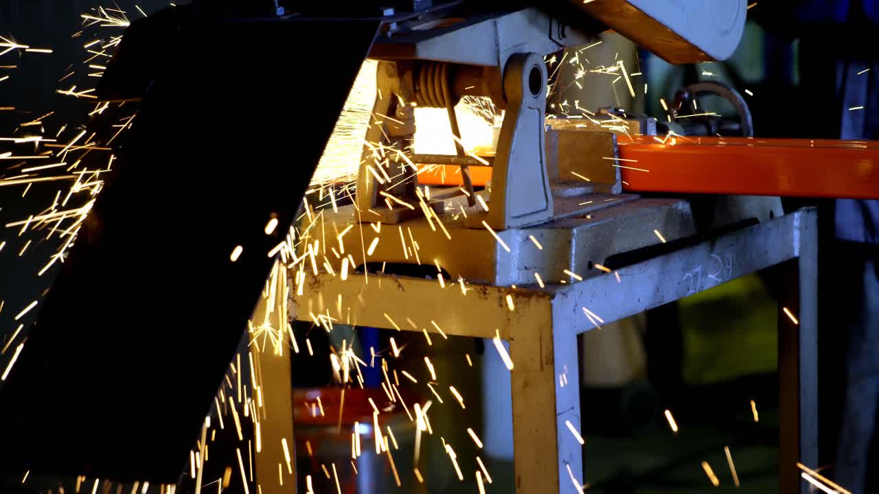 금속 절단 기계와 불 반 ⁇ 이는 4k