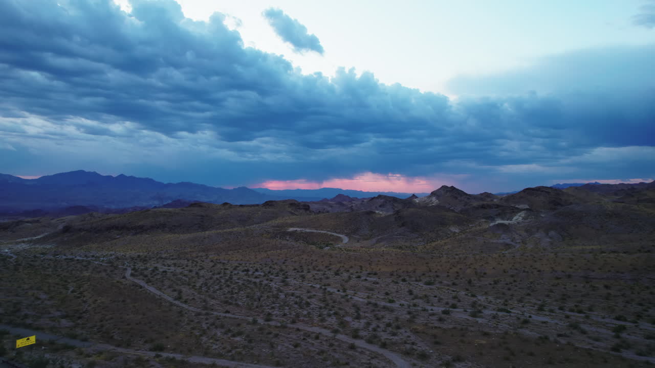 imágenes aéreas nocturnas de un paisaje desierto