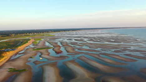 Imágenes-Aéreas-De-Drones-De-La-Bahía-De-Cape-Cod-De-La-Playa-Durante-La-Marea-Baja-Con-Gente-Caminando,-Barras-De-Arena-Y-Charcos-Durante-La-Hora-Dorada