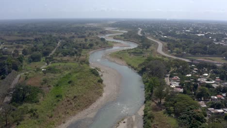 Vista-Aérea-Desde-Un-Dron-Sobre-El-Río-Cerca-Del-Pueblo