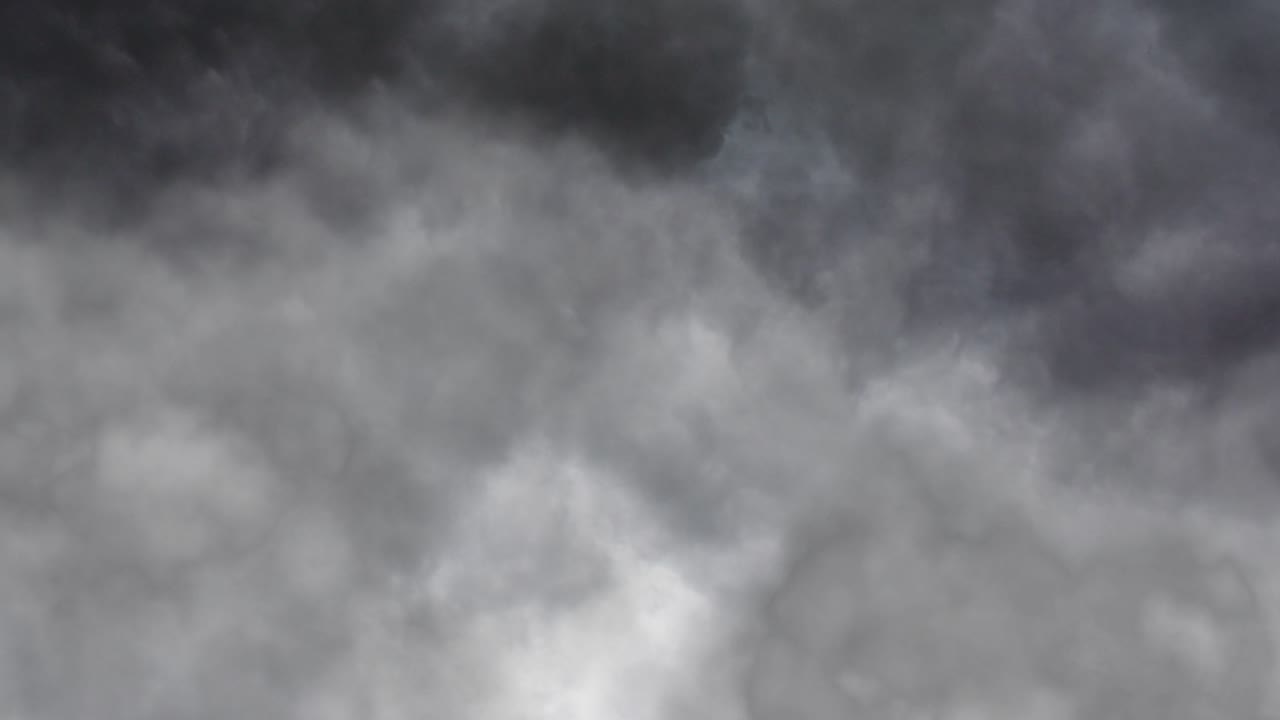 어두운 구름 속의 천둥과 번개