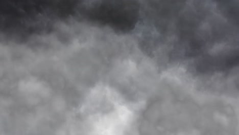 tormentas eléctricas y relámpagos en nubes oscuras