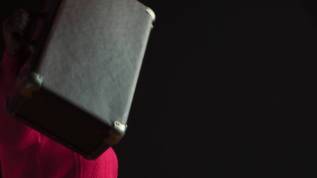 возбужденная женщина с упакованным багажом