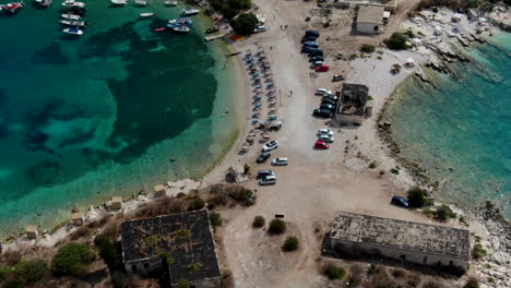 Maravillosa-Toma-Aérea-Sobre-La-Playa-De-La-Riviera-Albanesa-Y-Cerca-Del-Castillo-De-Porto-Palermo