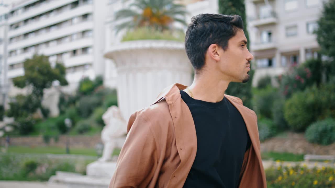 자연에서 전화를 하는 사업가. 라틴계 남자가 음성 메시지를 녹음합니다.