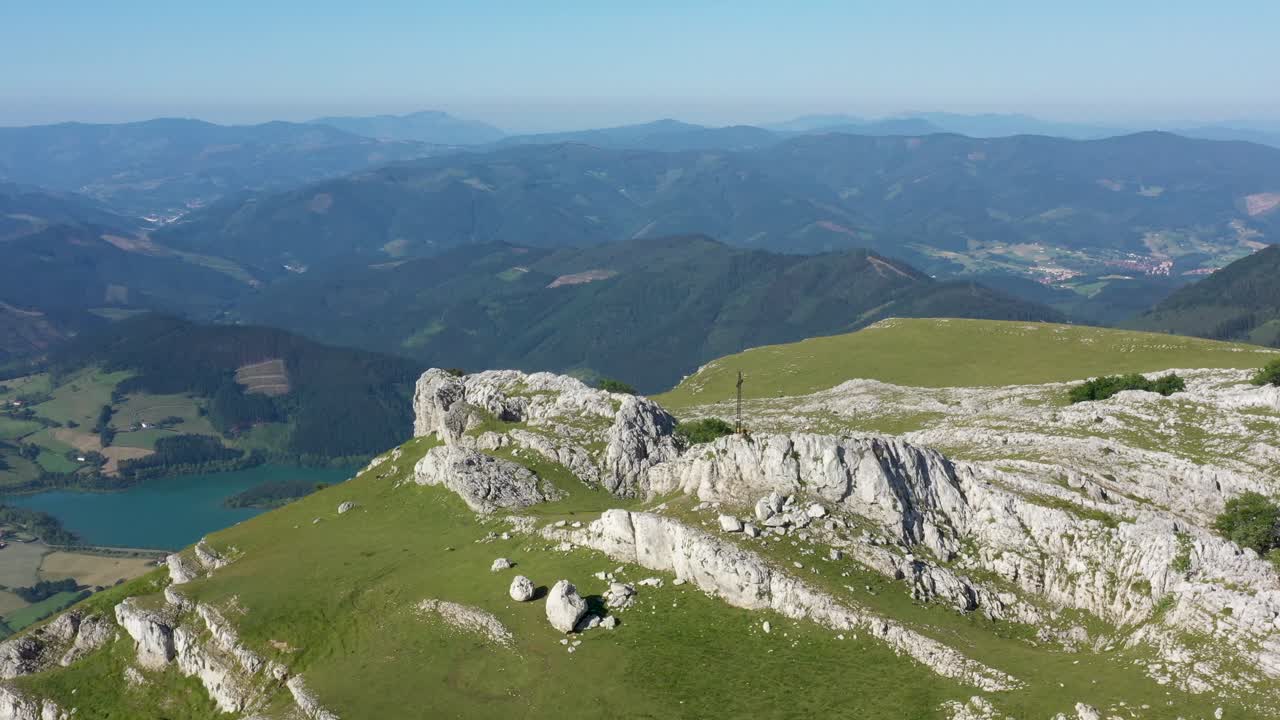 vista aérea de drones de una gran cruz de hierro en la cima de una montaña en el país vasco
