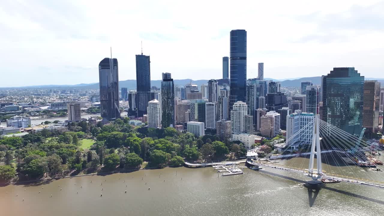 Brisbane centrum ved floden med bro og skyline. Australsk storby dronebybillede.