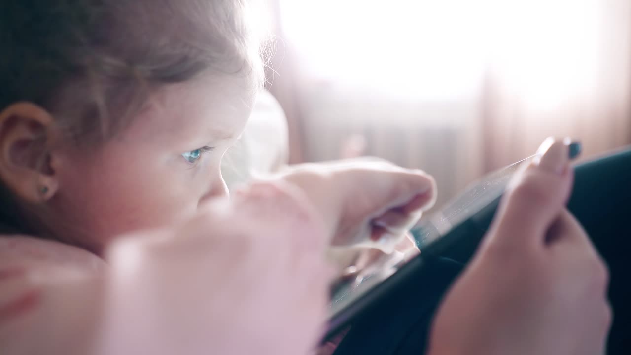 キューサイドビュー 4k 若い魅力的な母親と甘い娘がソファーに座っています