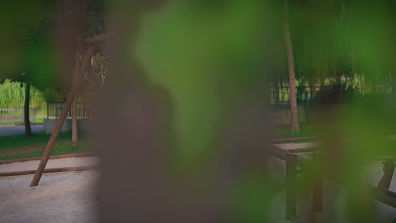 사람들이 없는 어린이 놀이터 나무 스 ⁇  느린 동작 전체  ⁇