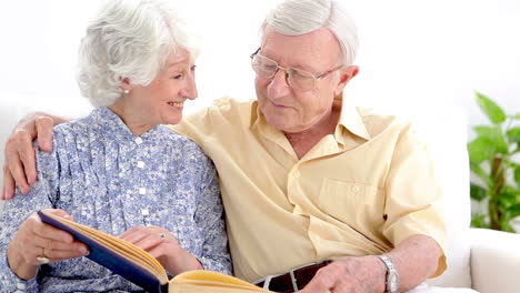 Pareja-De-Ancianos-Mirando-El-álbum-De-Fotos