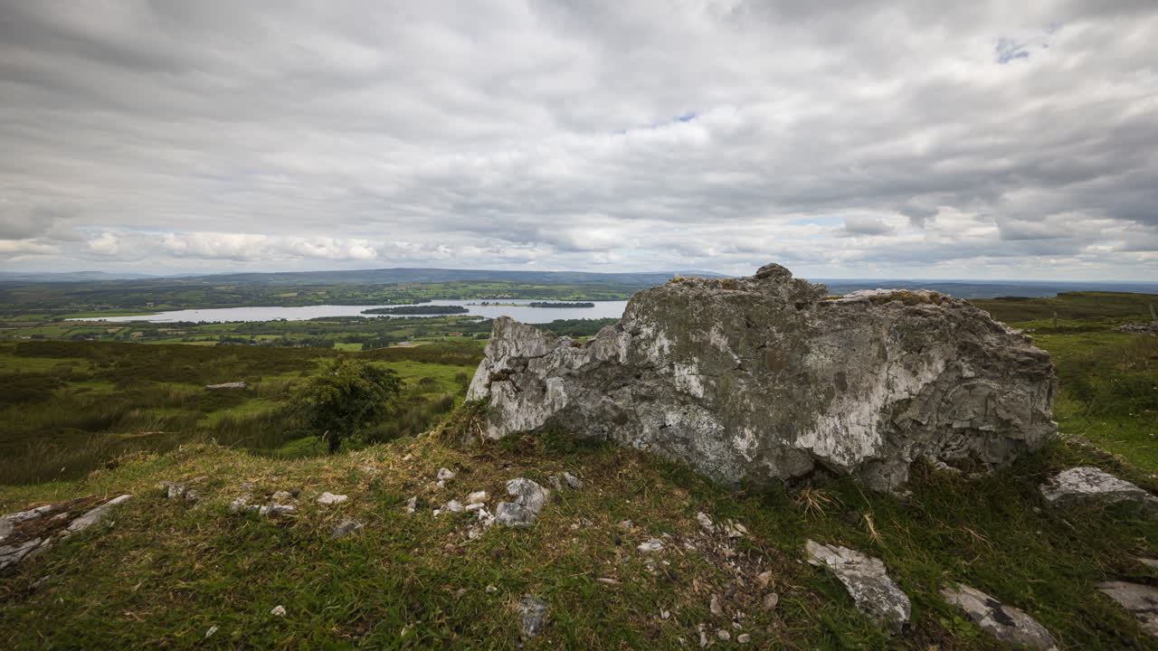 lapso de tiempo del paisaje rural y remoto de hierba, árboles y rocas durante el día en las colinas de carrowkeel en el condado de sligo, irlanda