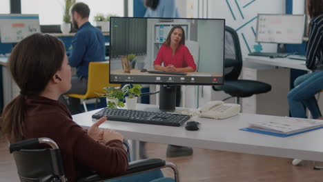 empresario inmovilizado hablando con un compañero de trabajo durante una videoconferencia