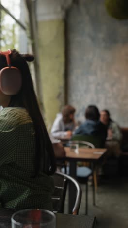 mujer trabajando en una cafetería