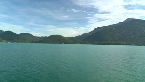 Agua-De-Color-Verde-Del-Lago-Wolfgang-Y-Montañas-Alrededor-Del-Lago.