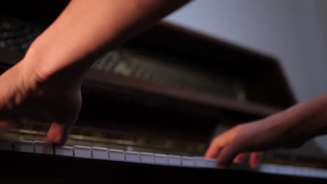músico masculino irreconocible tocando el piano