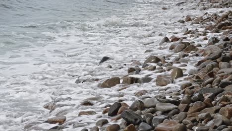 Rough-Waves-Splashing-On-The-Stones-of-Con-Dao-Island,-Vietnam