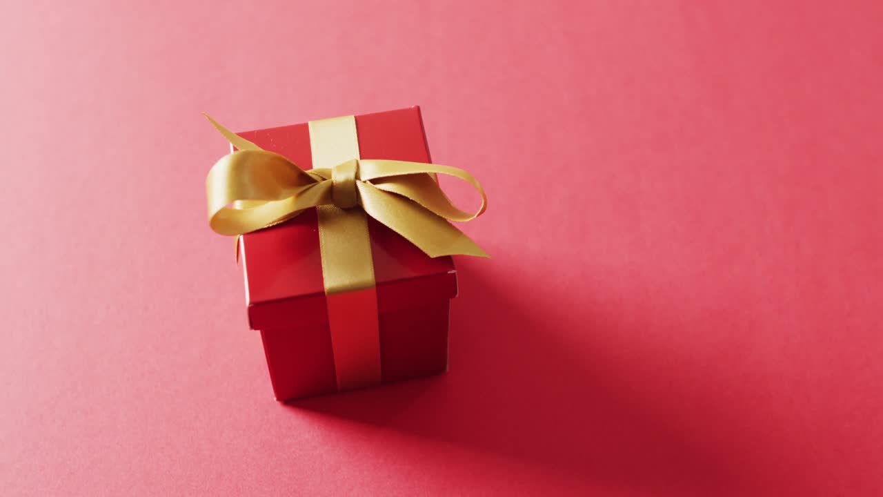 빨간색 배경에 빨간색 크리스마스 선물과 복사 공간의 비디오