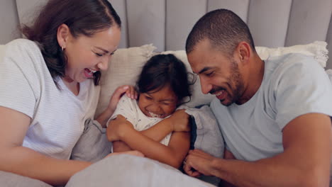 Vater,-Mutter-Oder-Mädchen-Im-Bett,-Um-In-Einem-Haus-Zu-Spielen