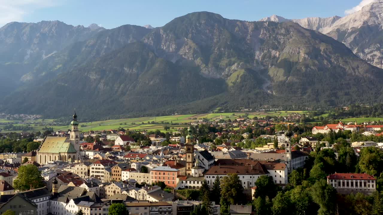 vista aérea de la ciudad de montaña en austria con iglesias, casas coloridas, torre, paisaje de verano al atardecer, río alpes austriacos desde arriba, austria, europa