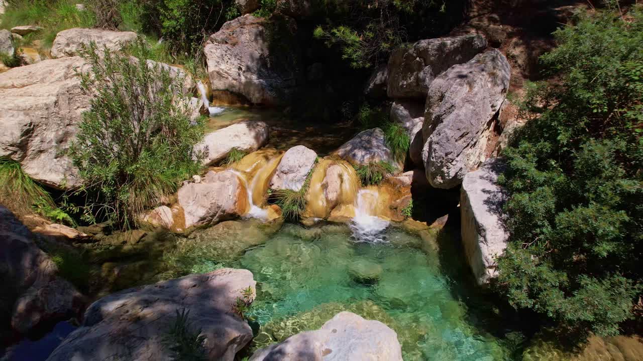 vista aérea sobre cascadas y río de alta montaña dentro del bosque