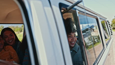 Gente-Feliz,-Emocionada-Y-Viaje-Por-Carretera-Con-Libertad