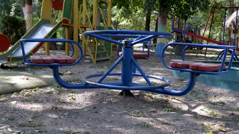 carrusel giratorio en el patio de recreo