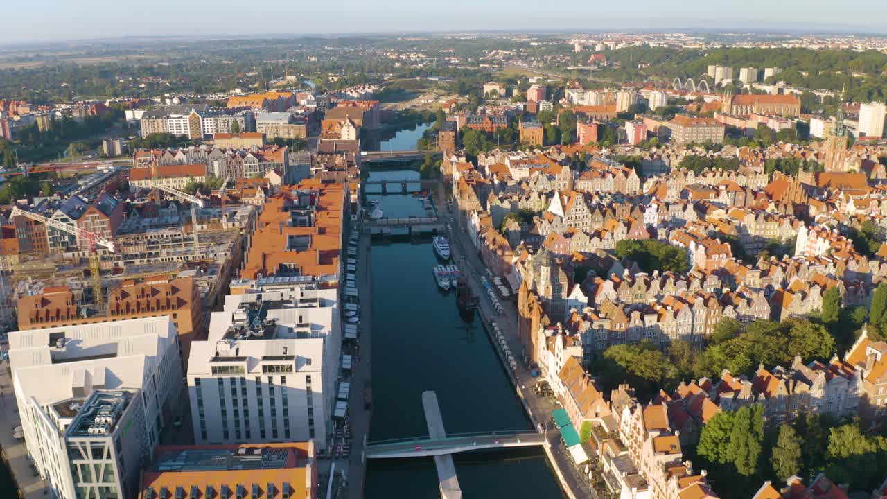 drone vuela sobre el paseo marítimo de gdansk en una hermosa mañana de verano