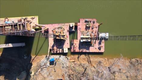 Captura-De-Arriba-Hacia-Abajo-De-Dos-Grúas-En-El-Sitio-Del-Puente-Mcclure-En-Clarksville,-Tennessee