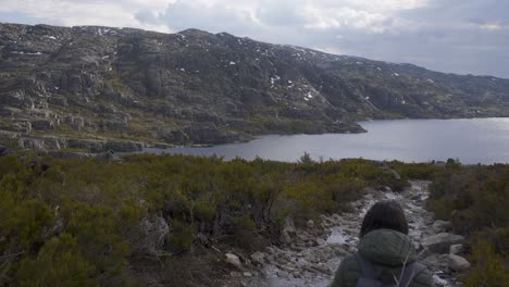 Lagoa-comprida-lagoon-in-Serra-da-Estrela,-Portugal