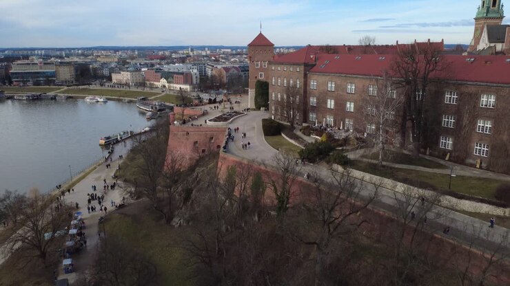 Vista aerea del Castello Reale di Wawel e del fiume Vistola a Cracovia, Polonia