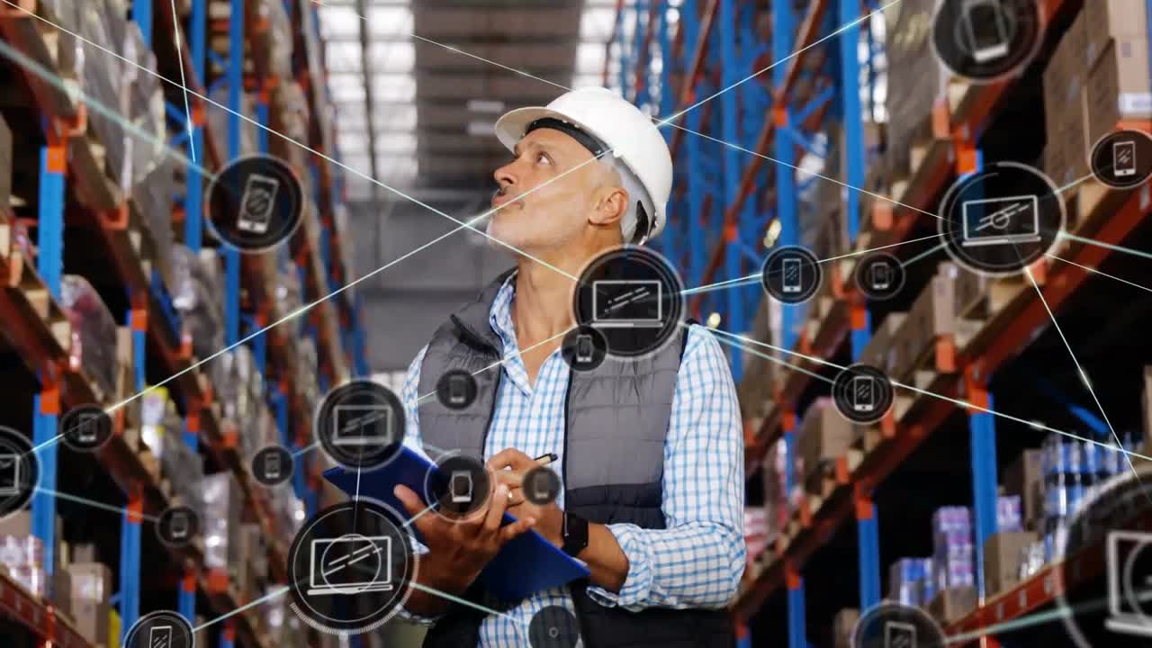 Animazione di una rete di connessioni con icone su un uomo che scrive su un blocco appunti in magazzino