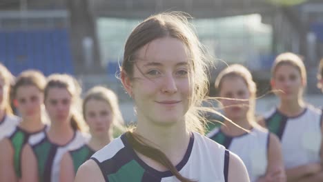 Jugadoras-De-Hockey-Sonriendo-Y-Mirando-A-La-Cámara