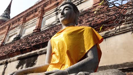 estatua de buda con túnica amarilla en ayutthaya